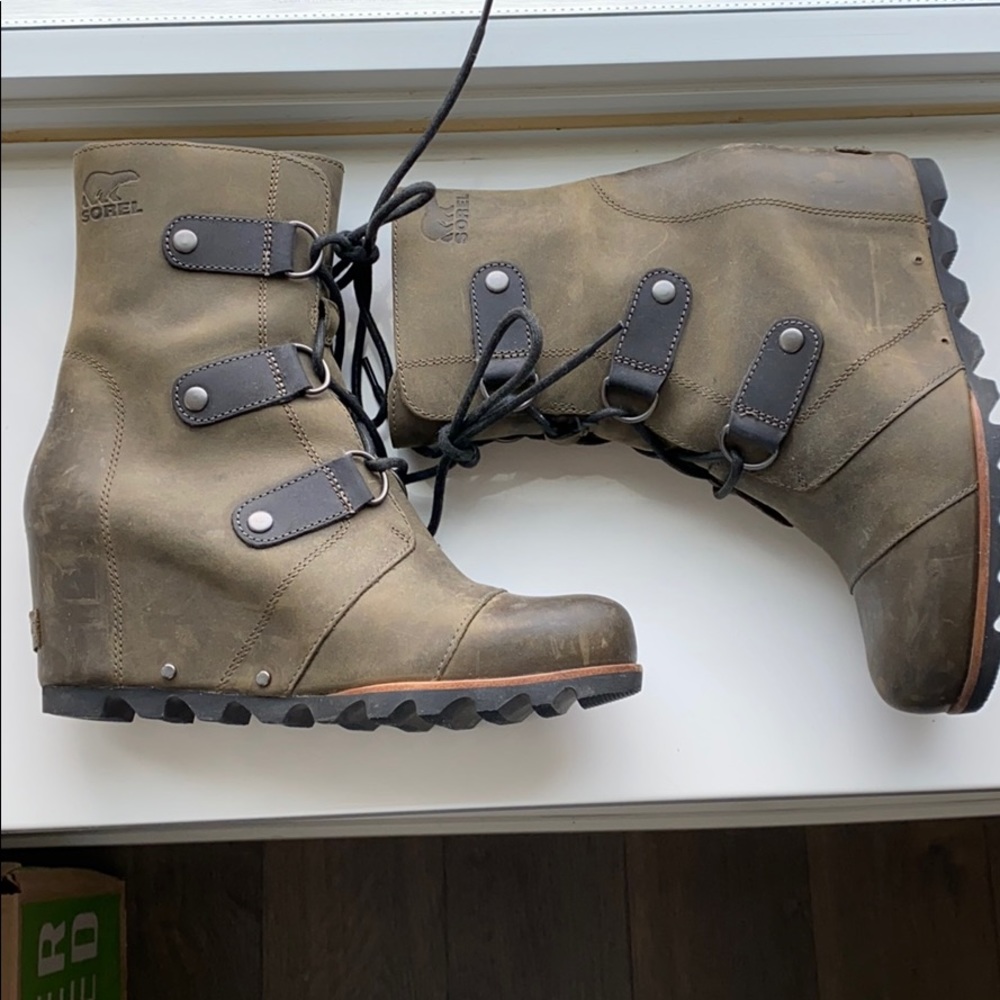Brand new Sorel Joan of Arctic wedge boot 8 green
